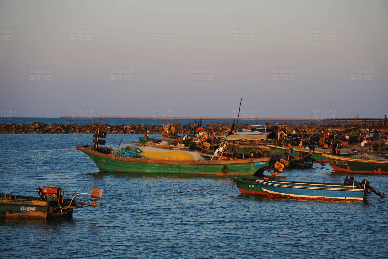 夕阳下的渔港图片
