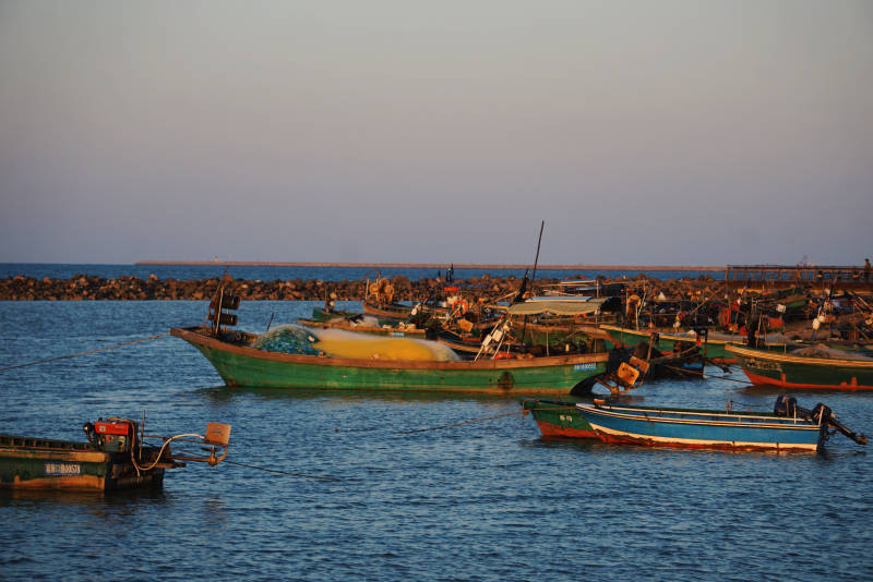 夕阳下的渔港图片