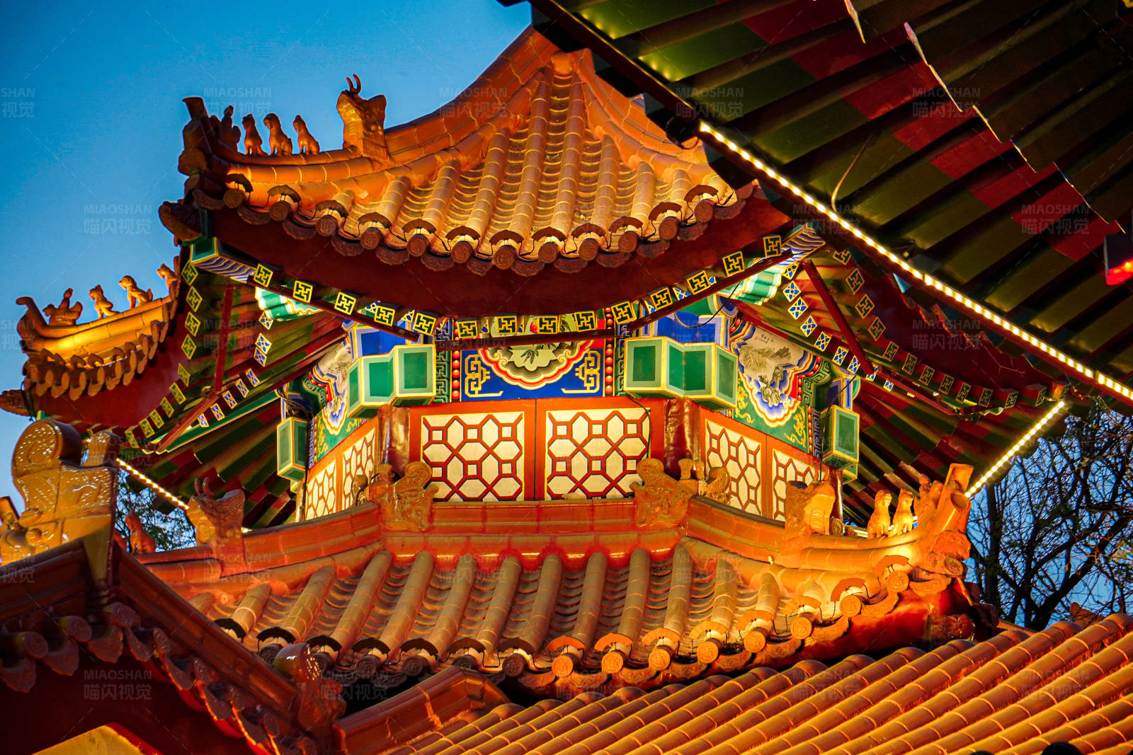 金碧辉煌的庙宇屋顶图片