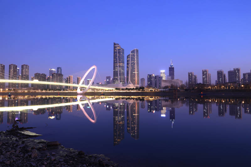 南京城市夜景江面倒影图片