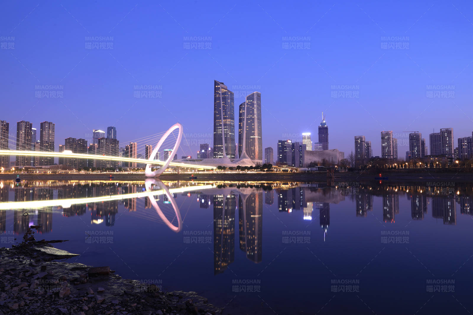 南京城市夜景江面倒影图片