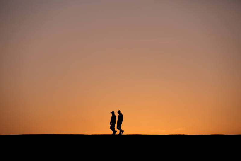 夕阳下的漫步图片