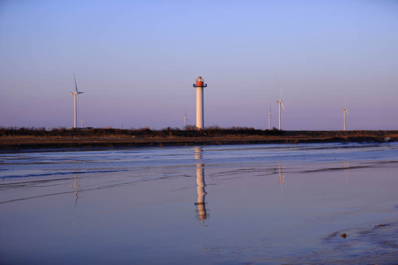 盐城日落时的灯塔与风车图片