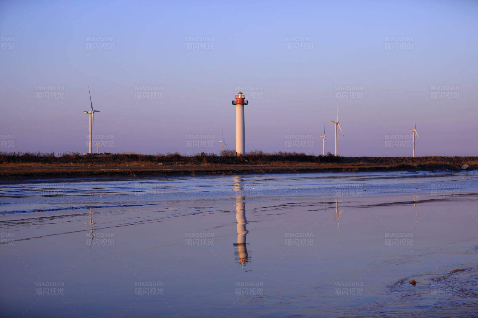 盐城日落时的灯塔与风车图片