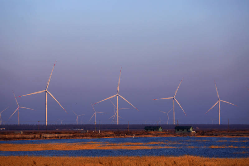 江苏东台滩涂湿地海滨风车田图片