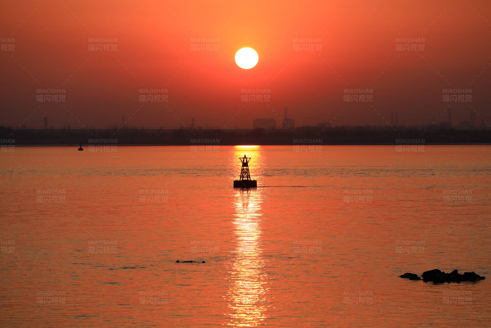 夕阳下的宁静海面图片