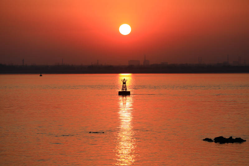 夕阳下的宁静海面图片