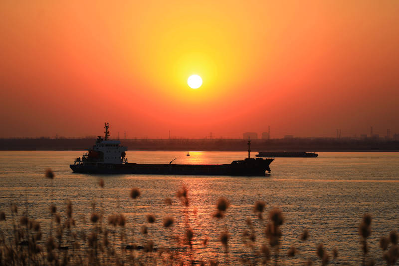 夕阳下的船影图片