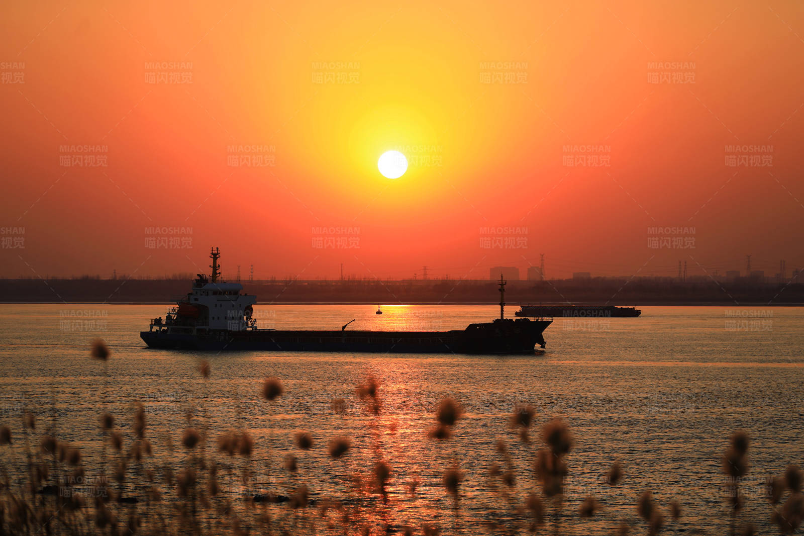 夕阳下的船影图片