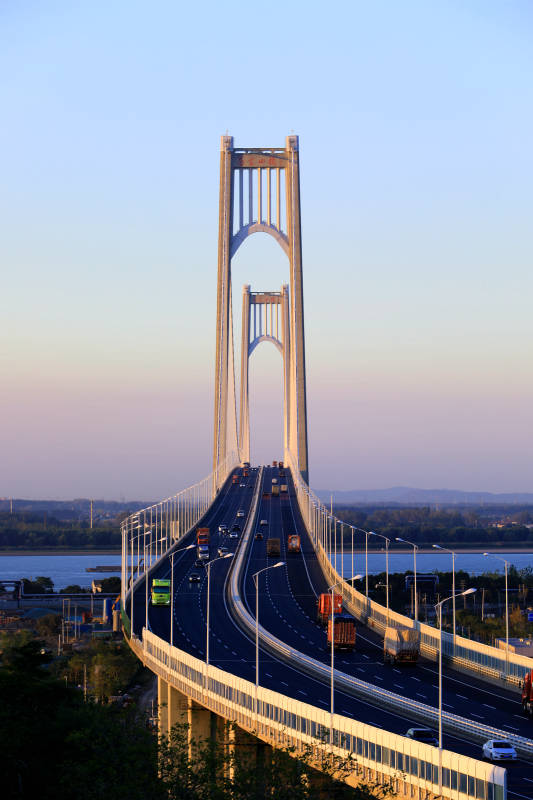 夕阳下的南京栖霞山长江大桥图片
