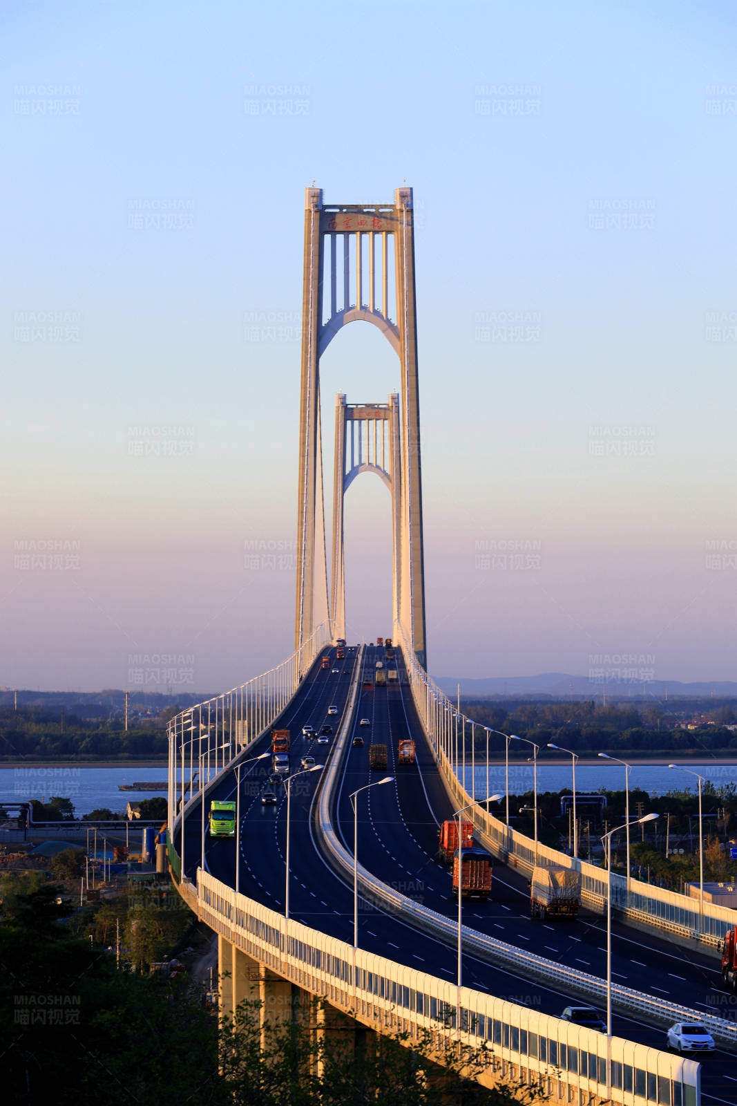 夕阳下的南京栖霞山长江大桥图片