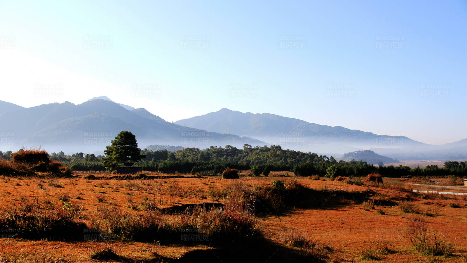 晨雾中的腾冲风光图片
