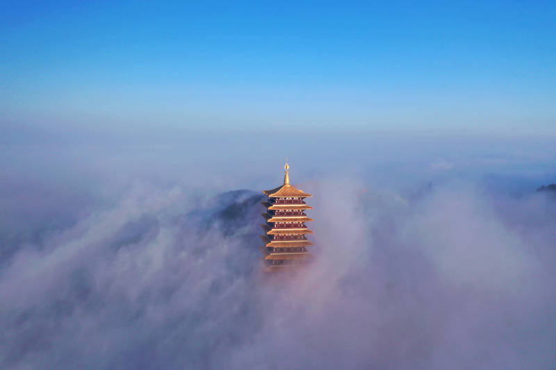 航拍云雾中的南京牛首山牛首塔图片