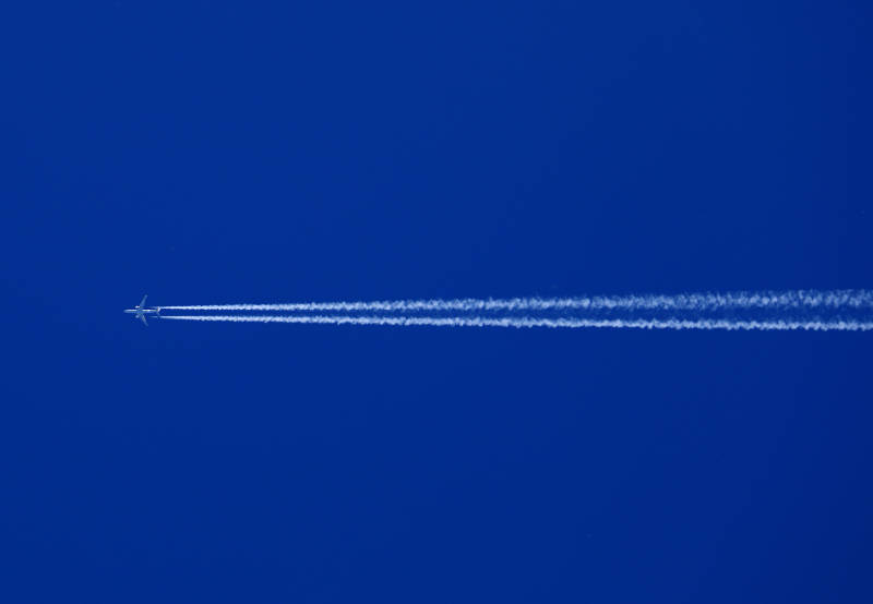 高空飞行的飞机图片