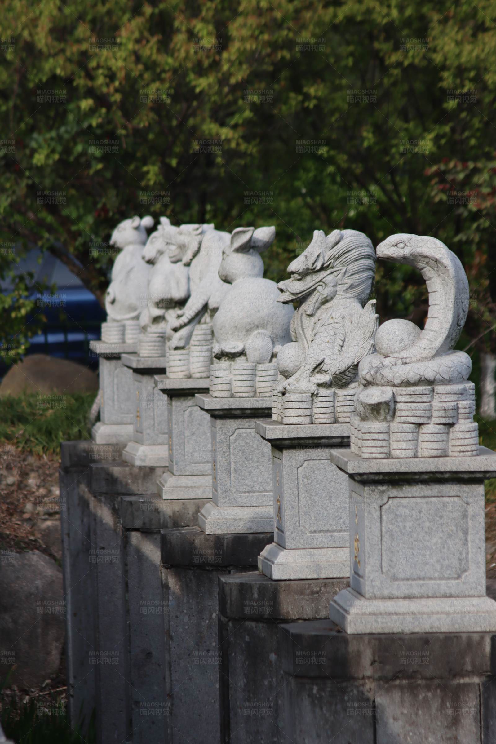 石雕栏杆上的动物雕像图片