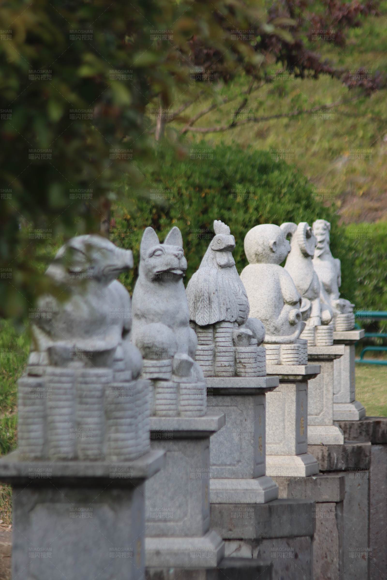 石雕动物排成一列图片