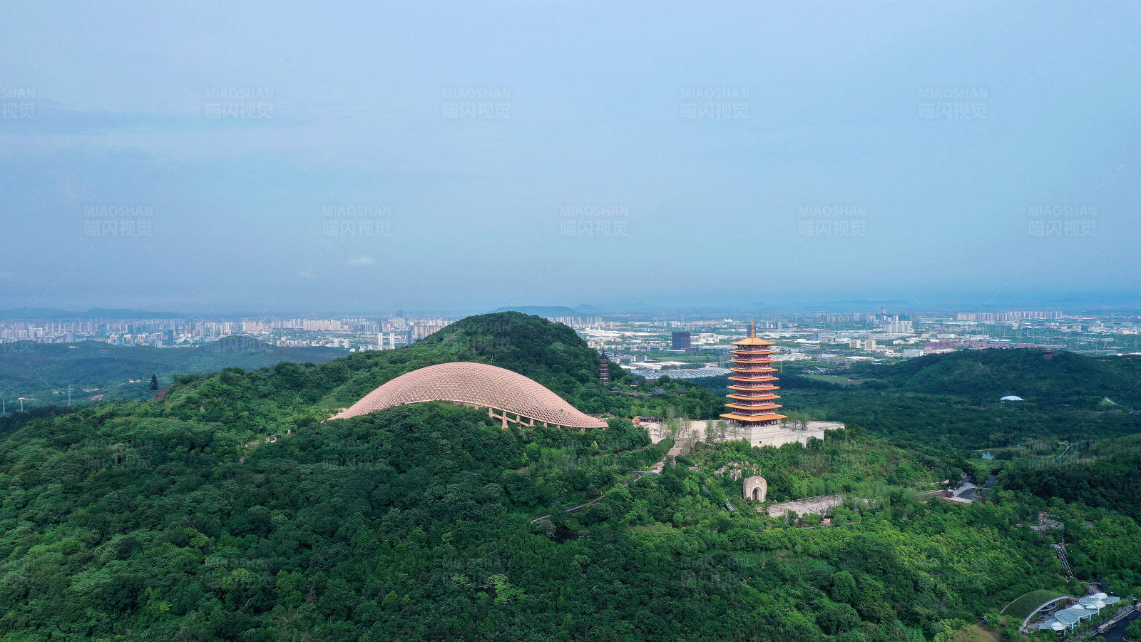 山巅古塔与现代城市图片