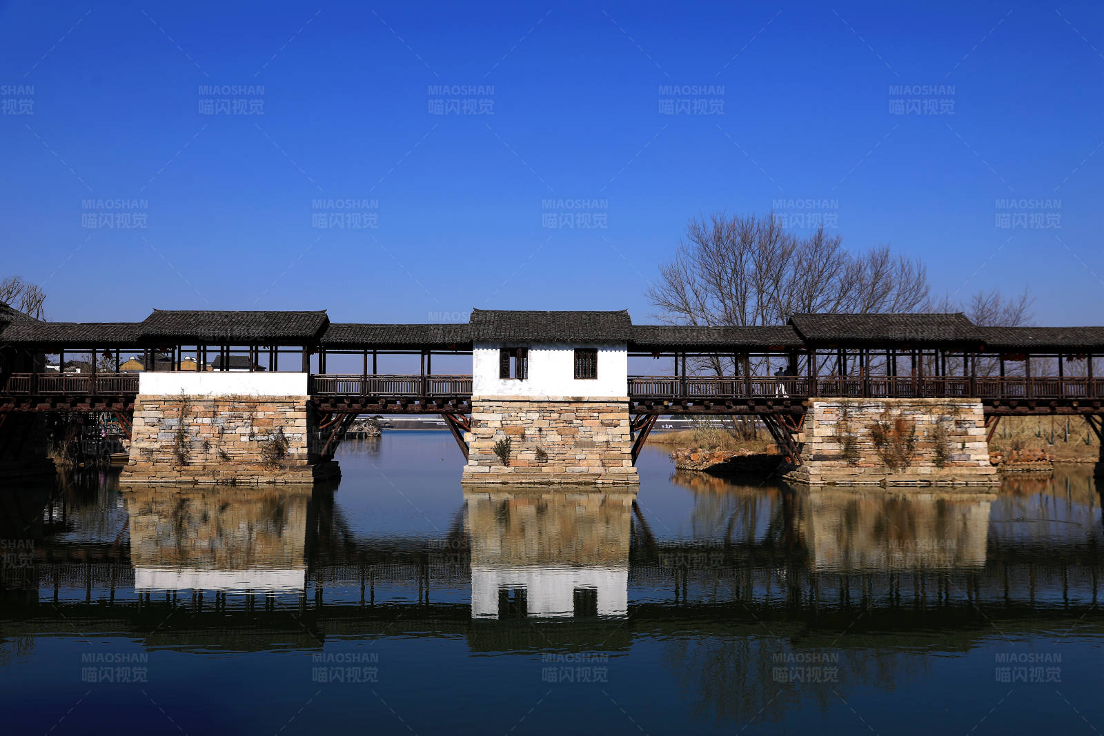 宜兴窑湖小镇古桥倒影图片