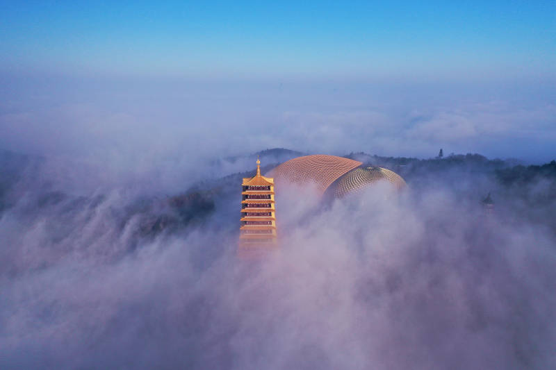 云雾缭绕的南京牛首山图片