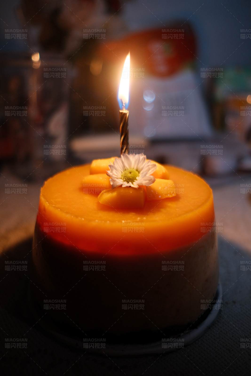 生日蛋糕上的烛光图片