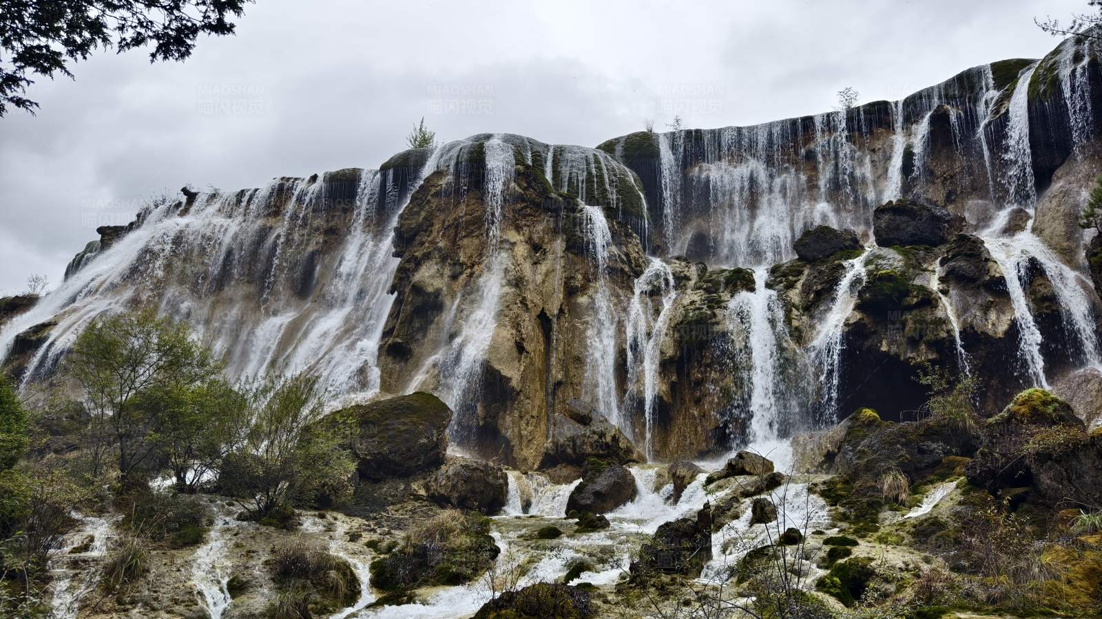 壮观瀑布群--四川九寨沟图片