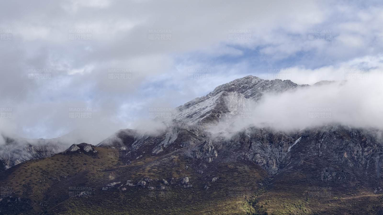 云雾缭绕的山峰图片