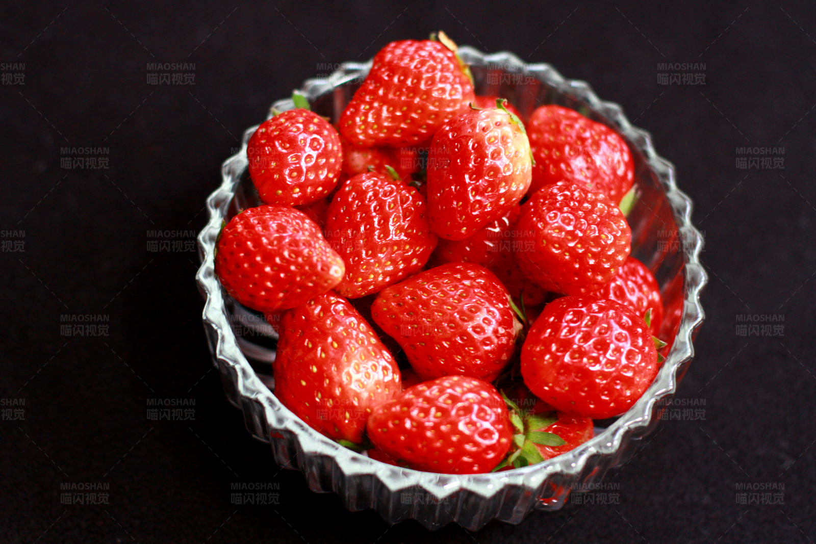 一碗新鲜草莓图片