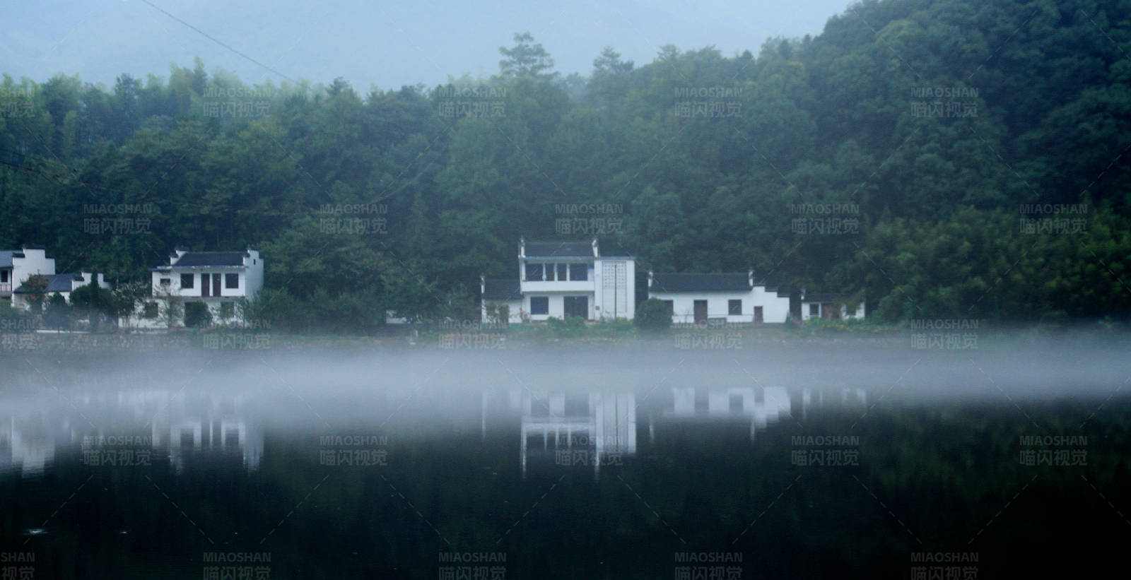 皖南晨雾中的湖畔村庄图片