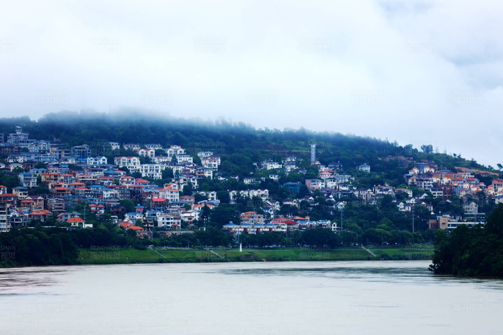 广西南宁邕江江畔雨后美景图片