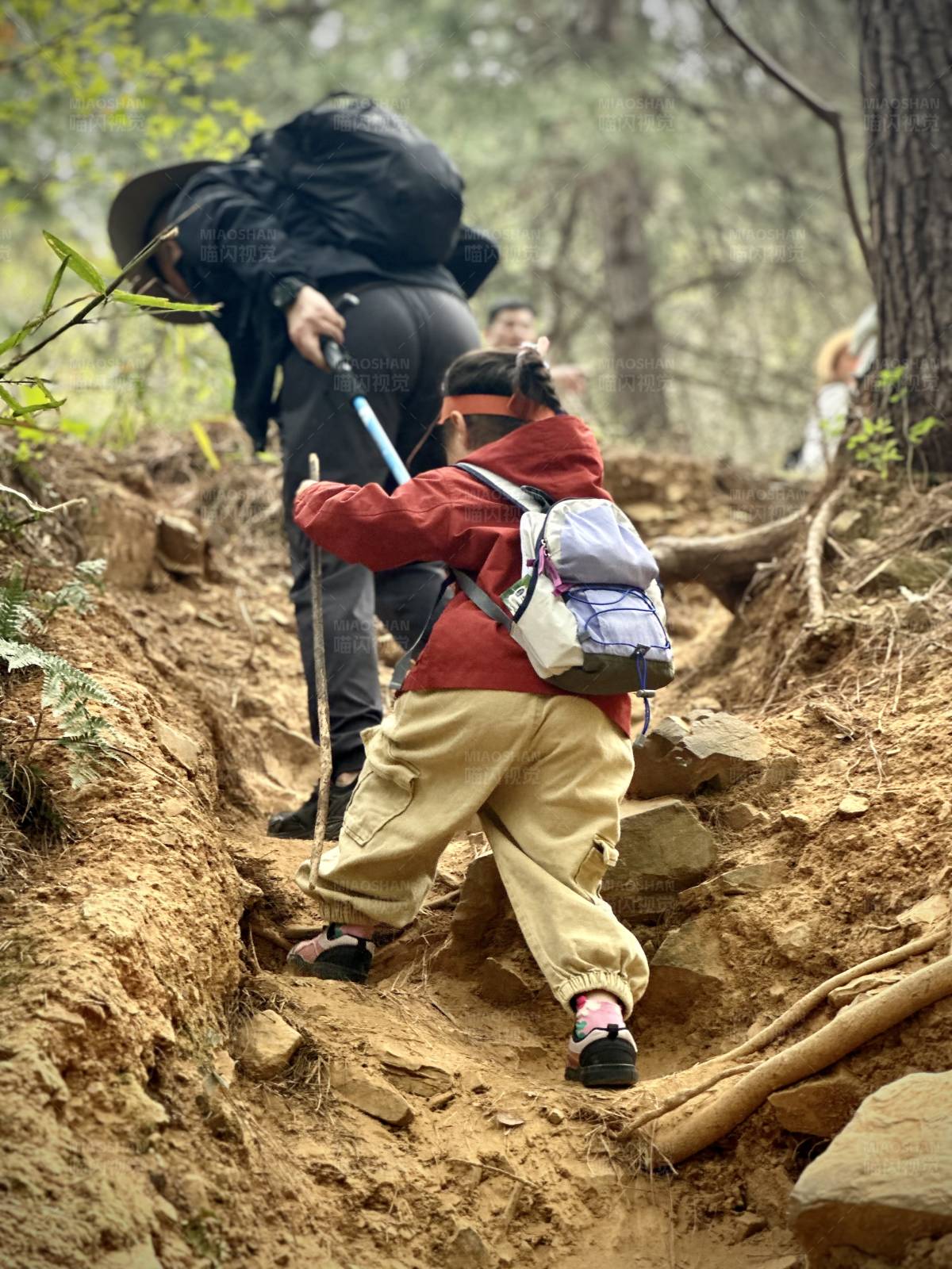 徒步登山的挑战图片
