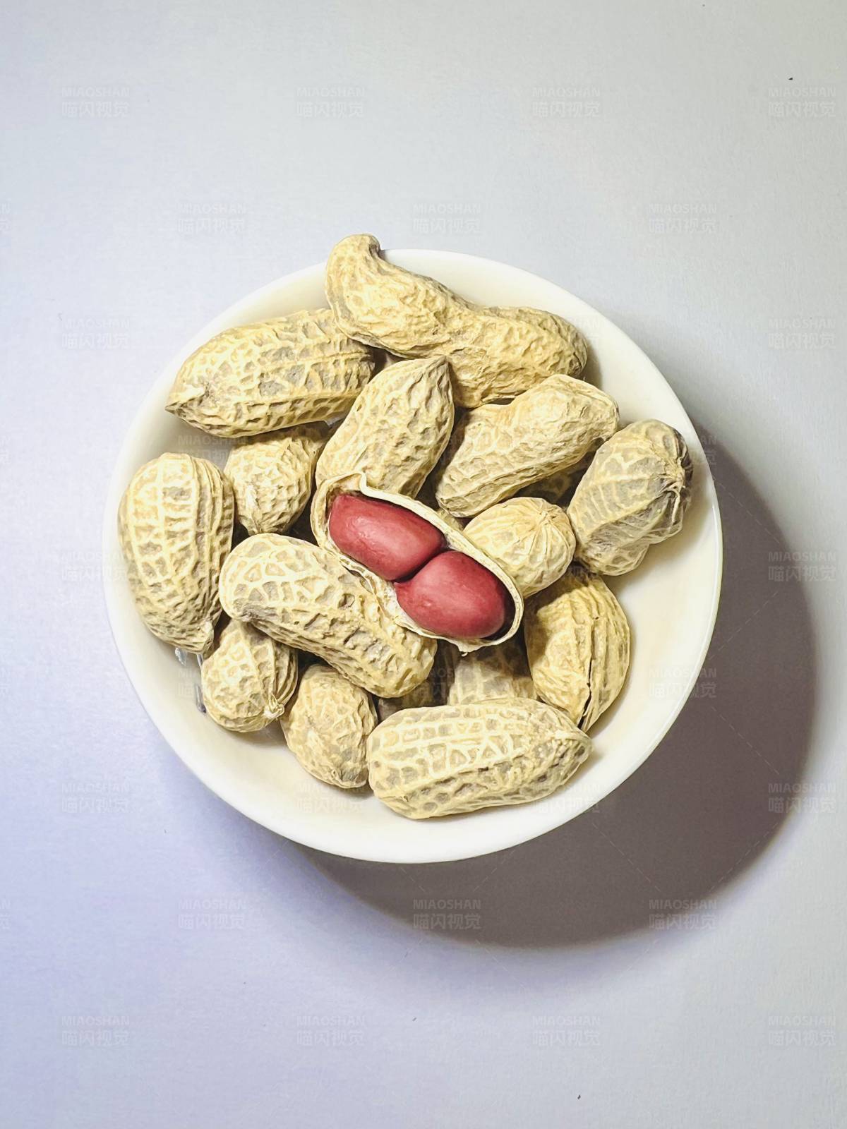 一碗带壳花生图片