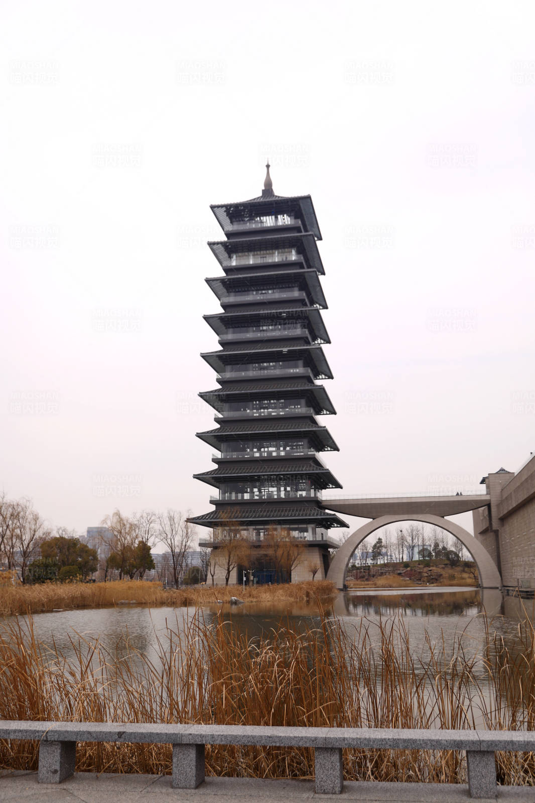 扬州大运塔映桥影图片