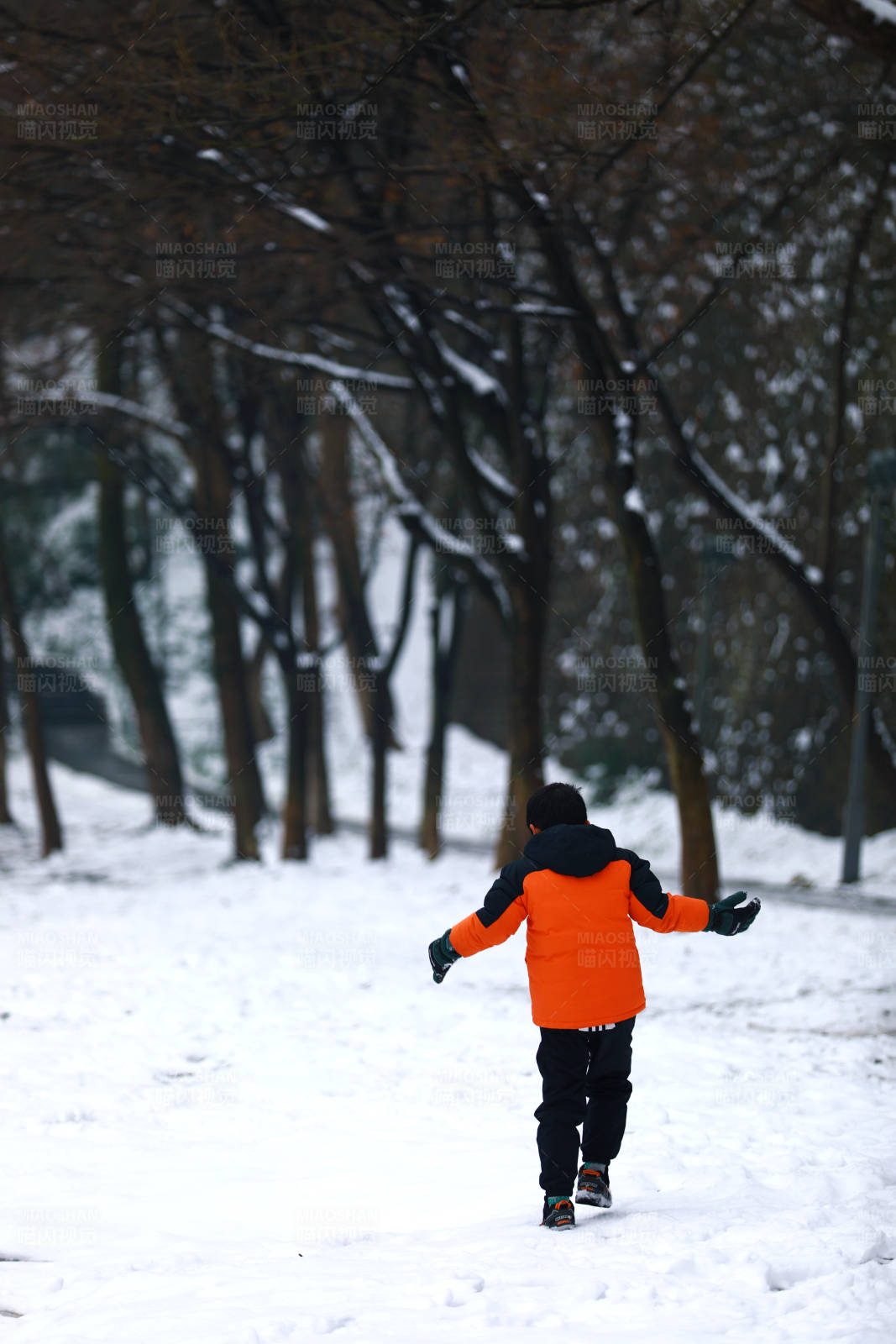 雪中奔跑的孩子图片
