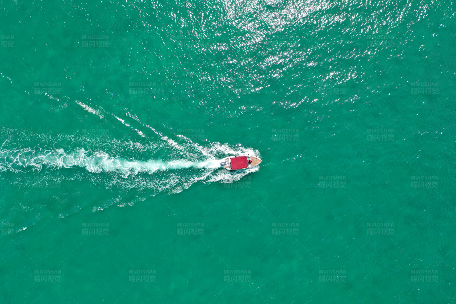 广西涠洲岛航拍海上游艇图片