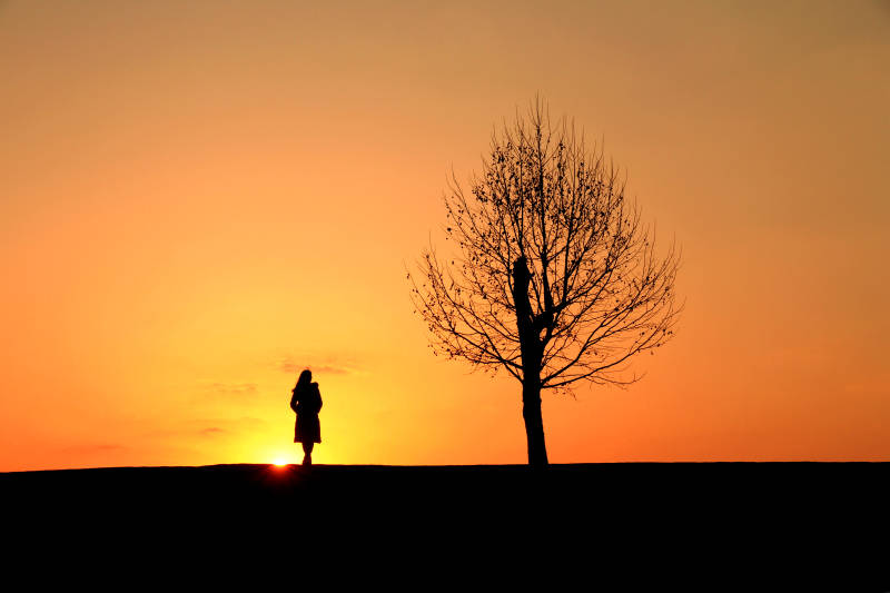 夕阳下的孤独身影图片