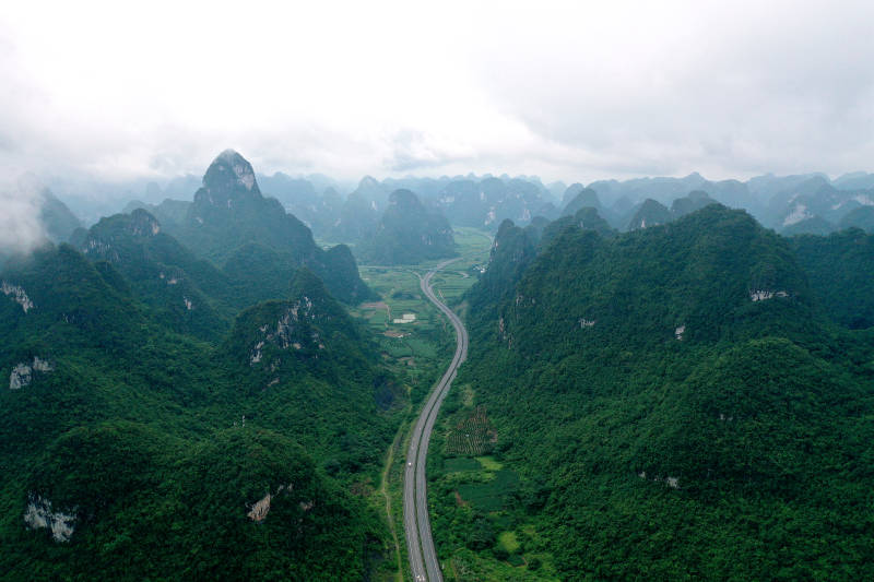 山路蜿蜒 云雾缭绕--广西合那高速图片