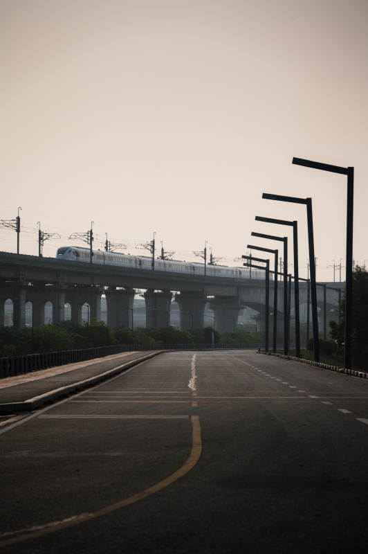 高架桥上的列车图片