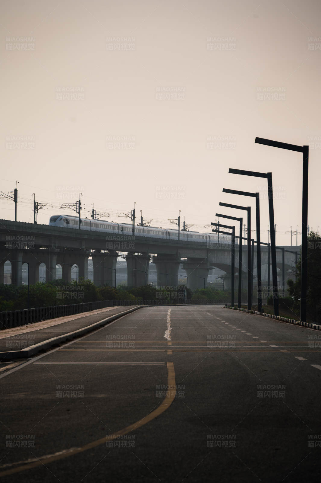 高架桥上的列车图片