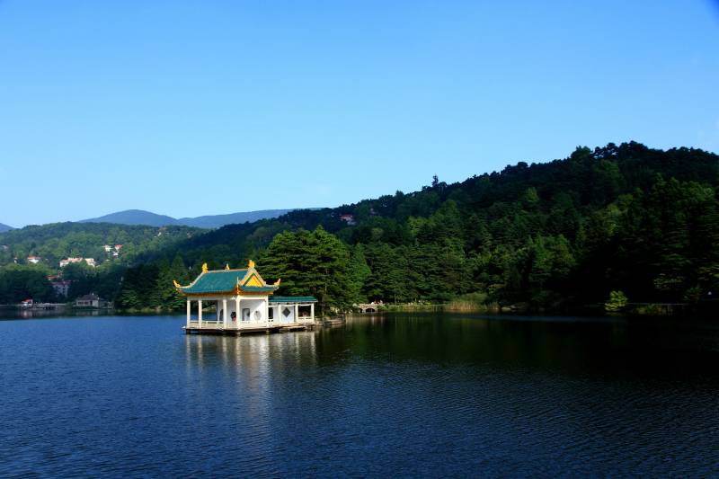 庐山湖中亭阁图片
