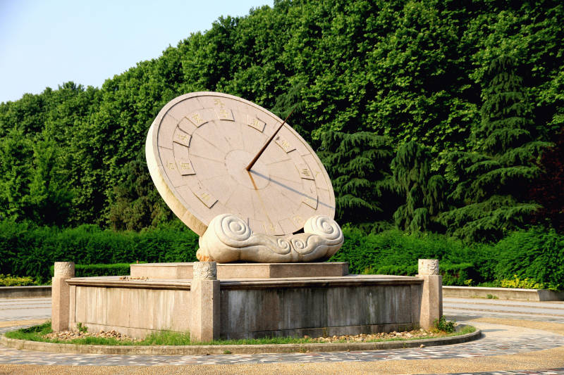 巨型石制日晷图片