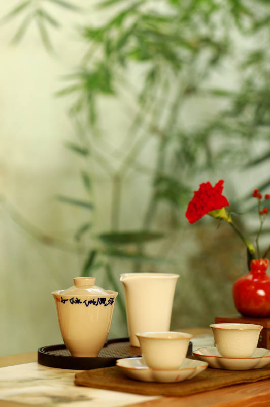 茶具与红花图片