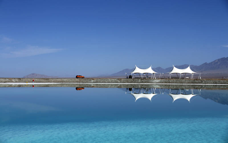 青海翡翠湖湖畔帐篷倒影图片