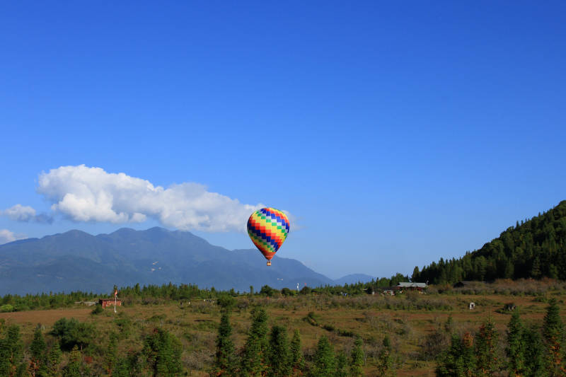 彩虹热气球飞越山野--腾冲火山遗址公园图片