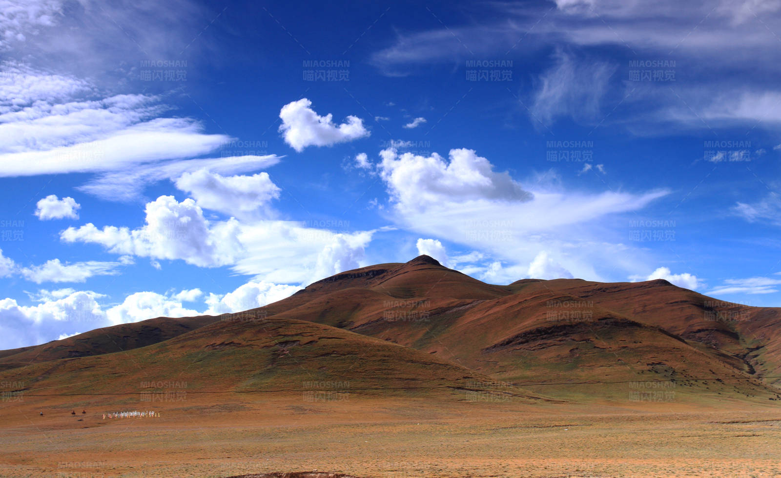 川西高原蓝天白云下的山脉图片