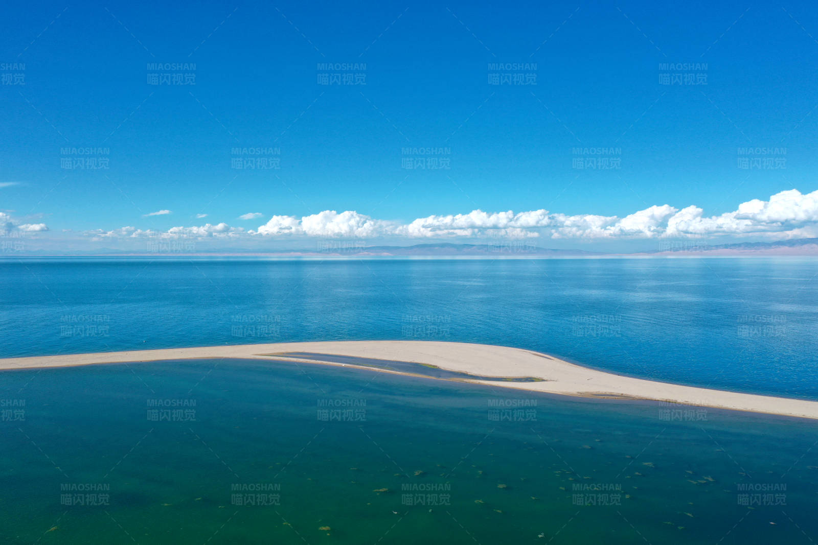 航拍青海湖二郎剑景区图片