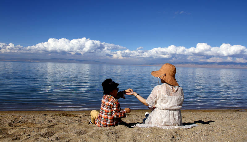 青海湖畔的母子图片