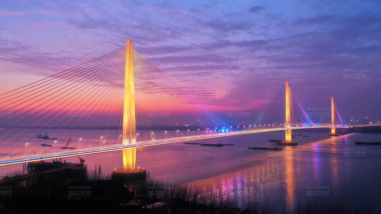 航拍晚霞中的南京江心洲长江大桥图片