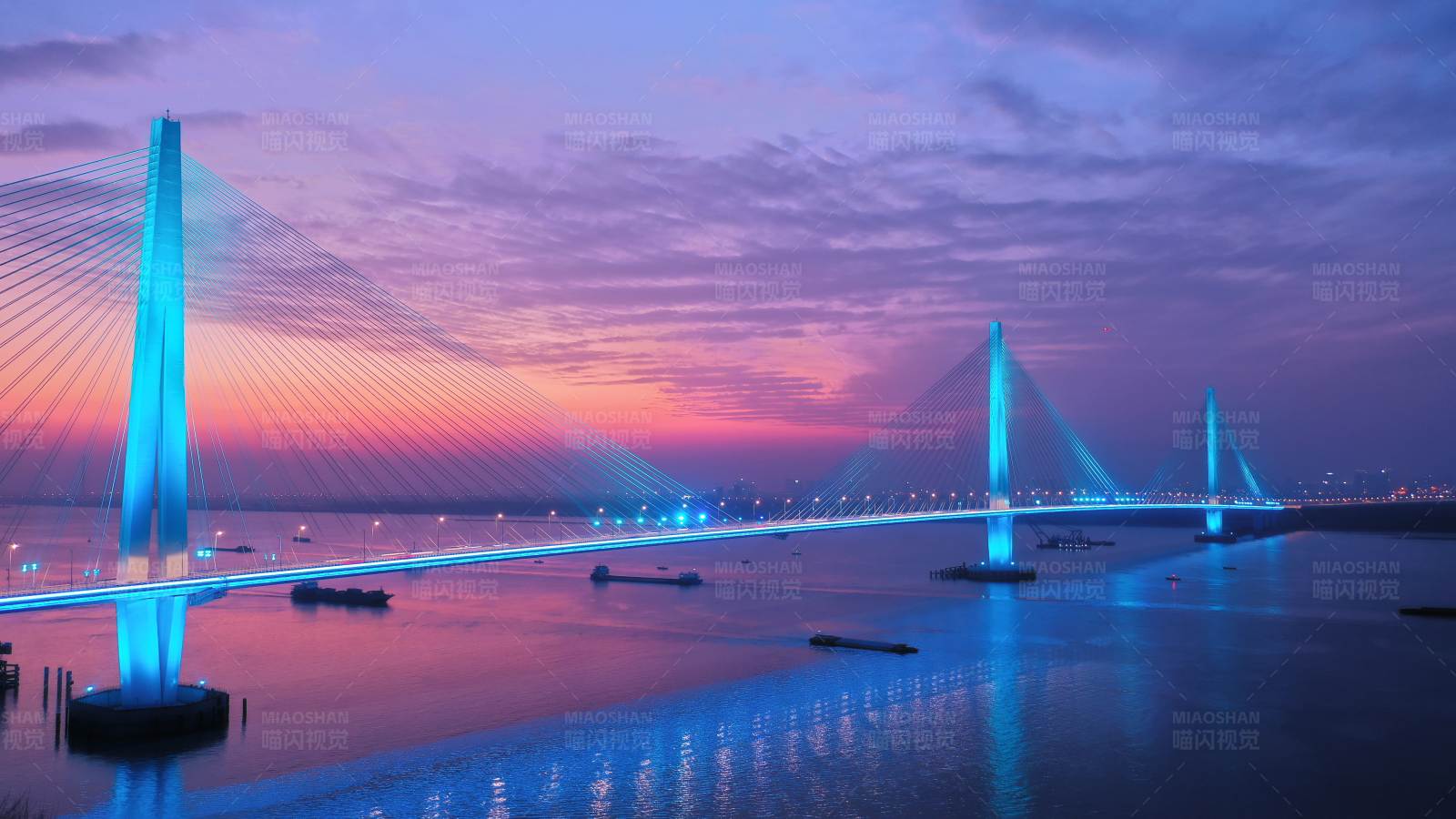 暮色中南京江心洲长江大桥图片