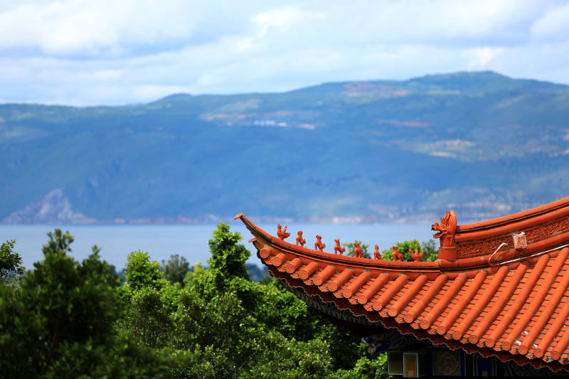 大理洱海湖畔古寺屋顶景图片
