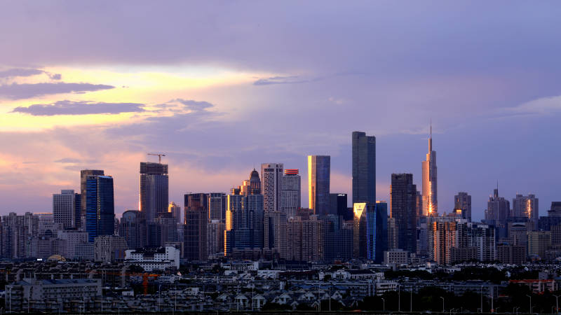 夕阳下的南京城市天际线图片